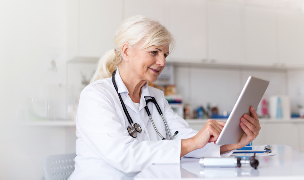 veterinarian using ipad instead of pen and paper